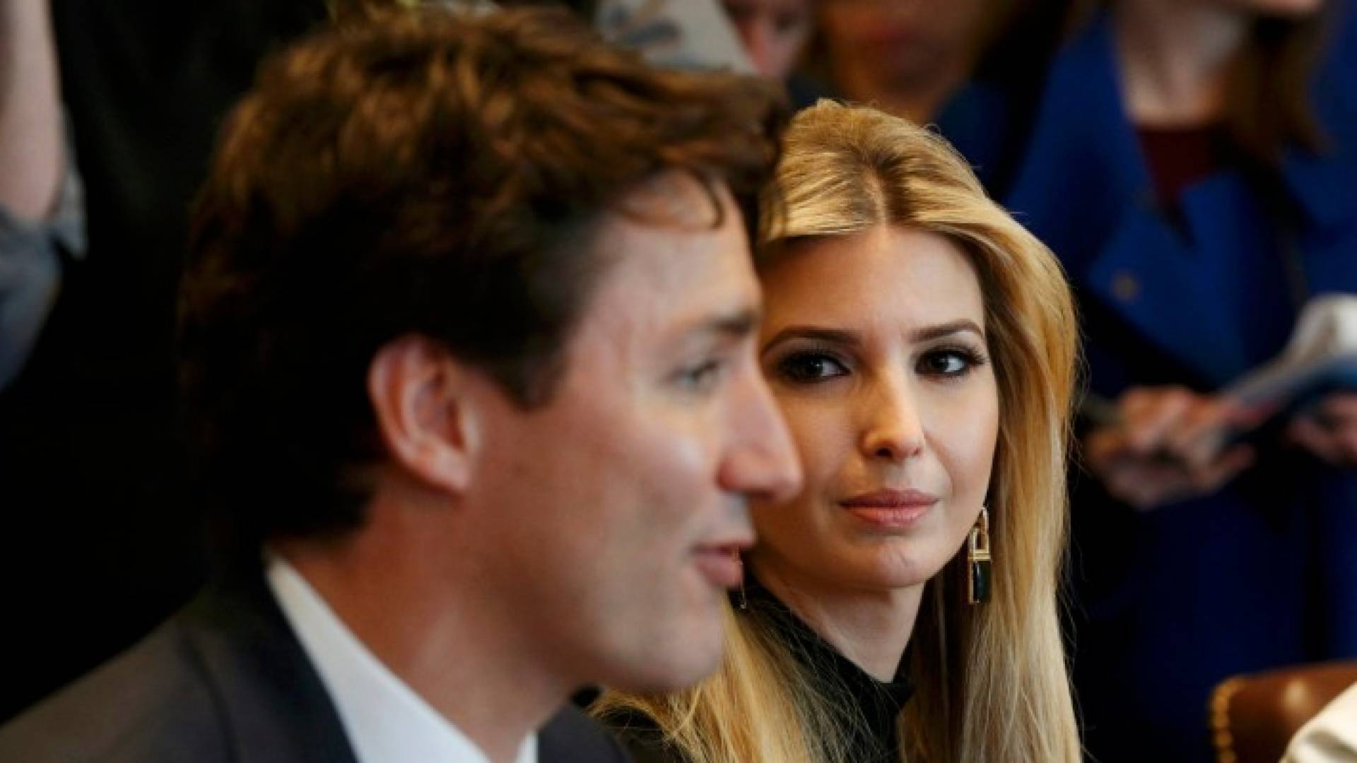 إيفانكا ترمب تحدق في رئيس الحكومة الكندية