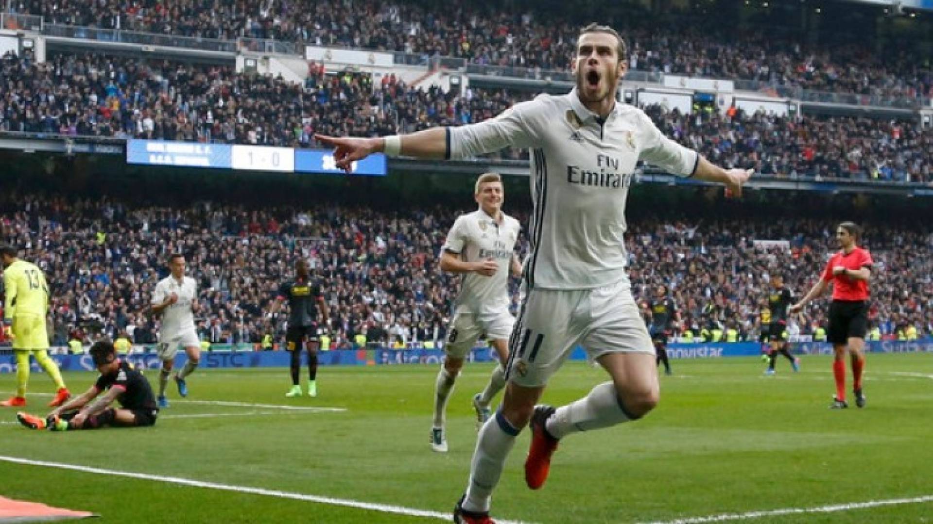 بيل يحتفل بهدفه