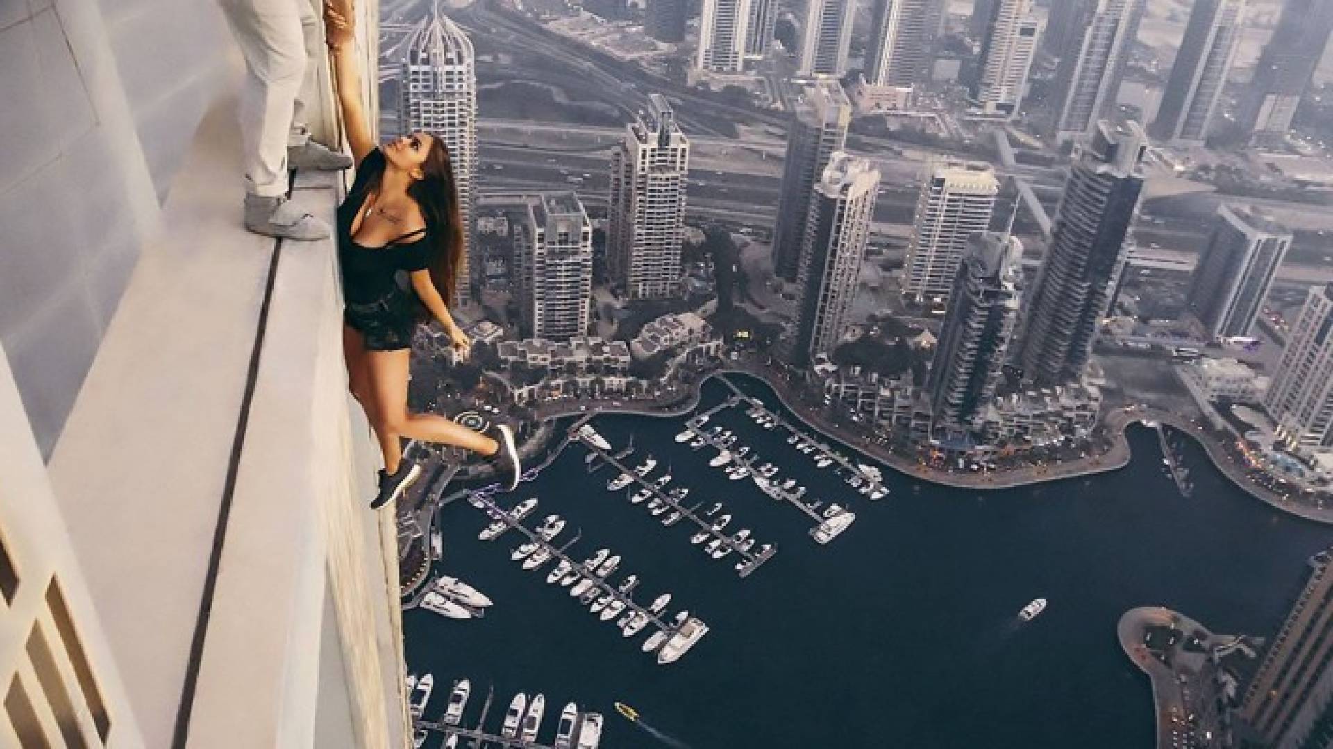 العارضة فيكي وهي متدلية من البرج 