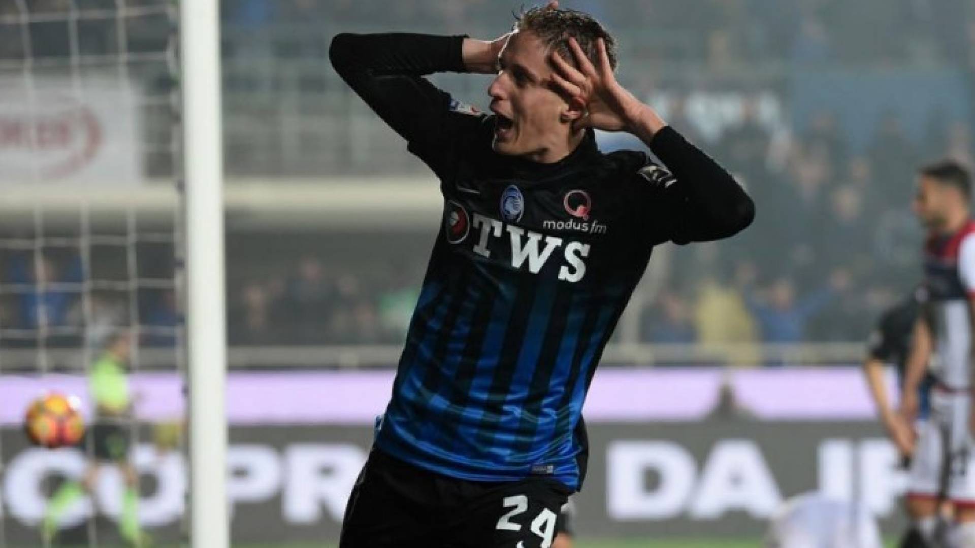 أندريا كونتي لدى تسجيله الهدف الأول