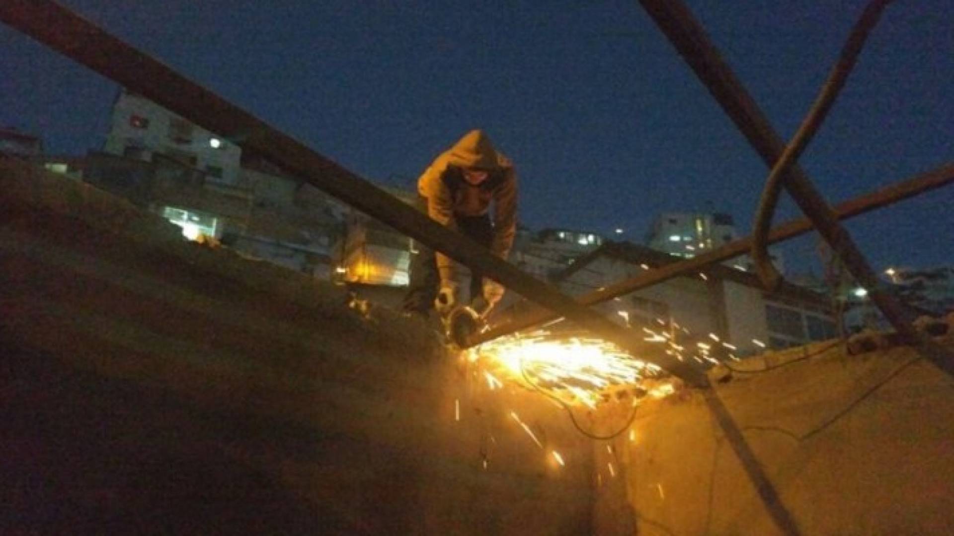 فلسطيني يهدم منزله بيده
