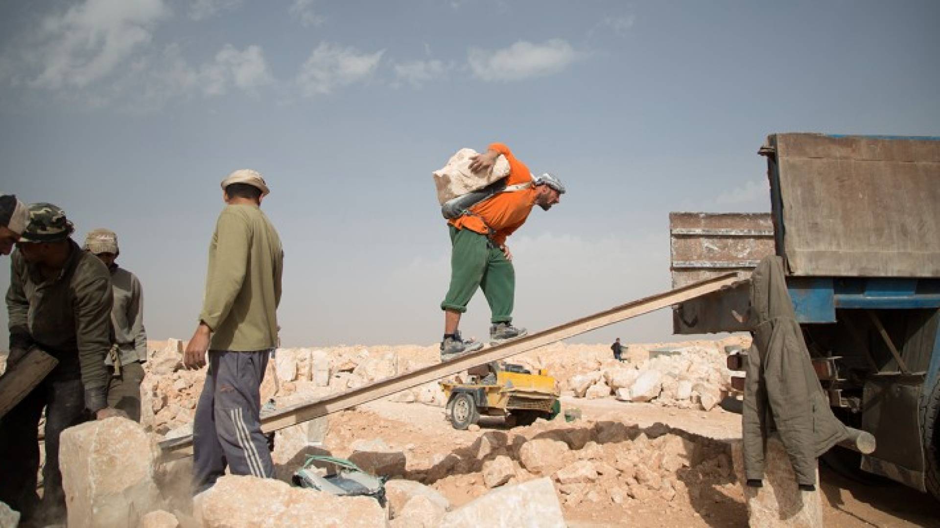 ارشيفية لعمال مقالع