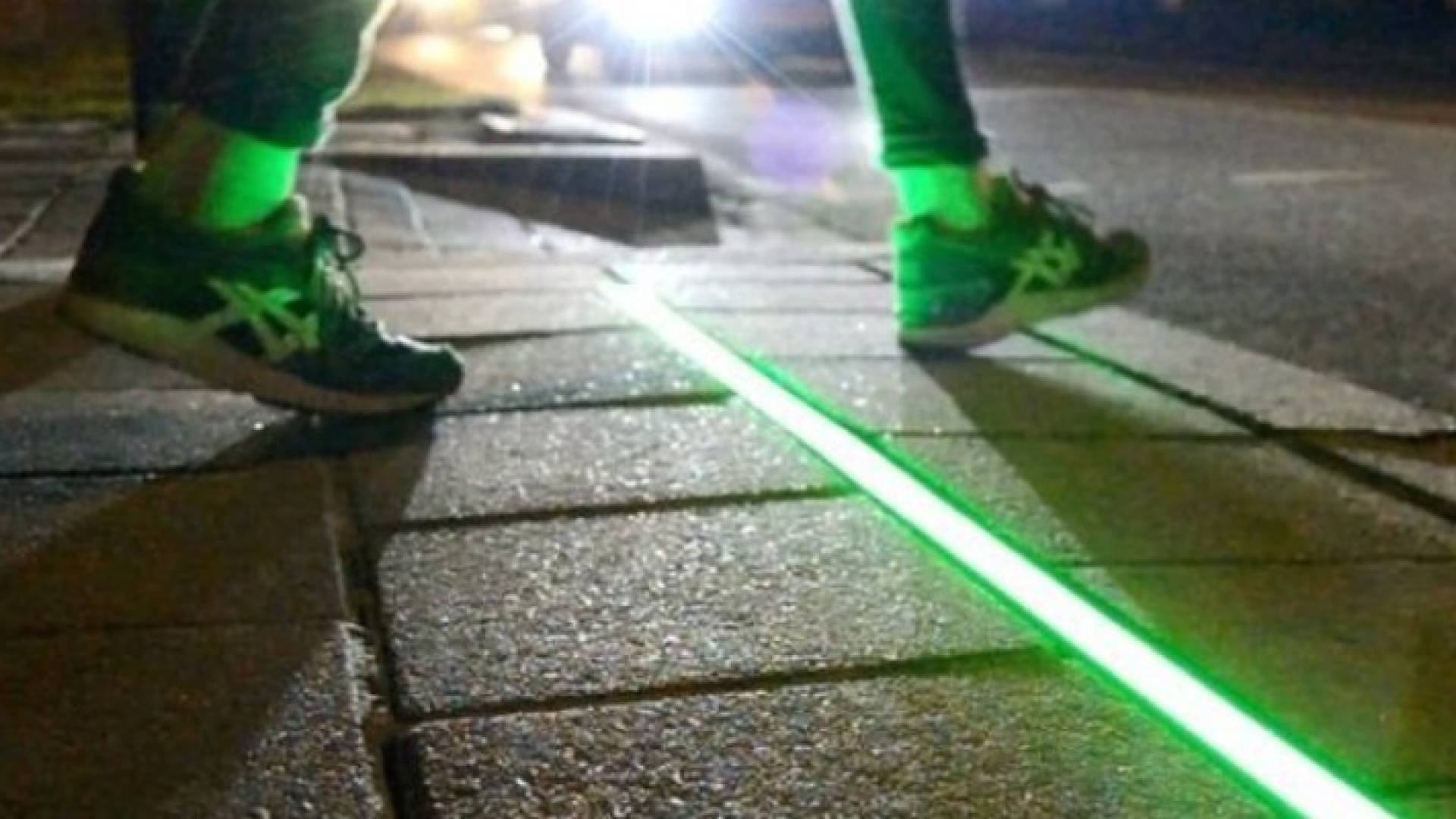 أضواء على الأرصفة لمنع حوادث مدمني الهواتف الذكية في هولندا