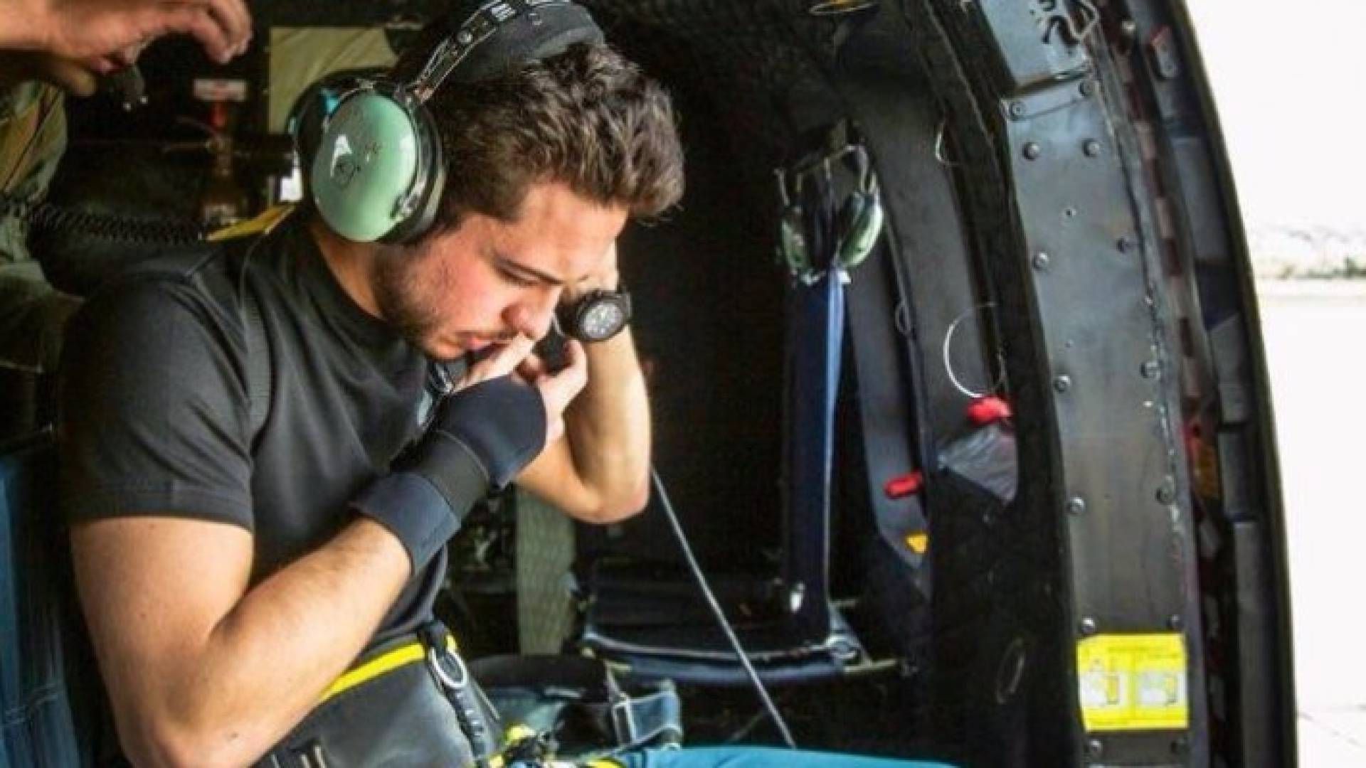 الامير حسين على متن الطائرة