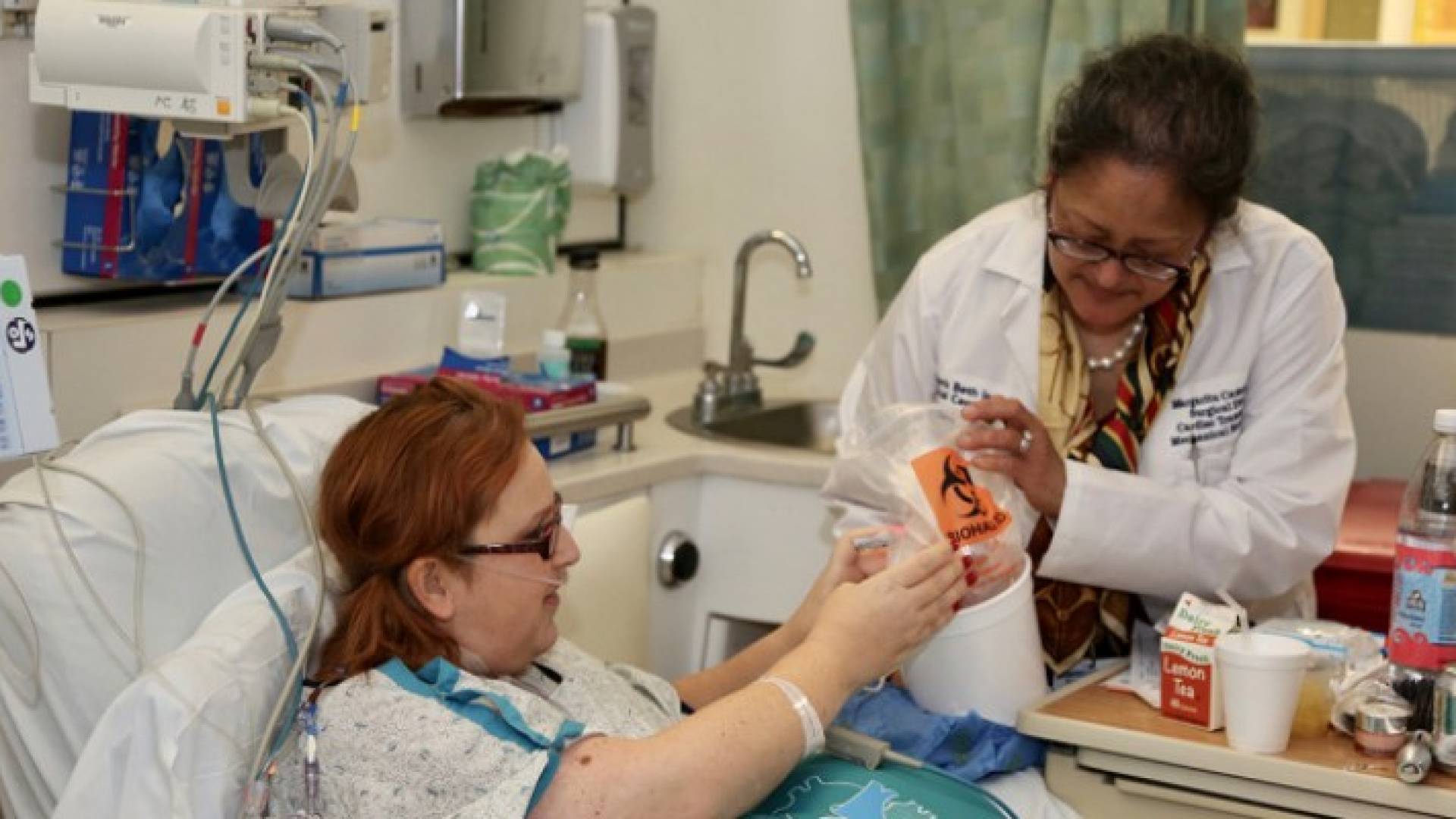  سيدة أميركية تمسك بقلبها بعد أن نجح الأطباء في عملية استئصاله