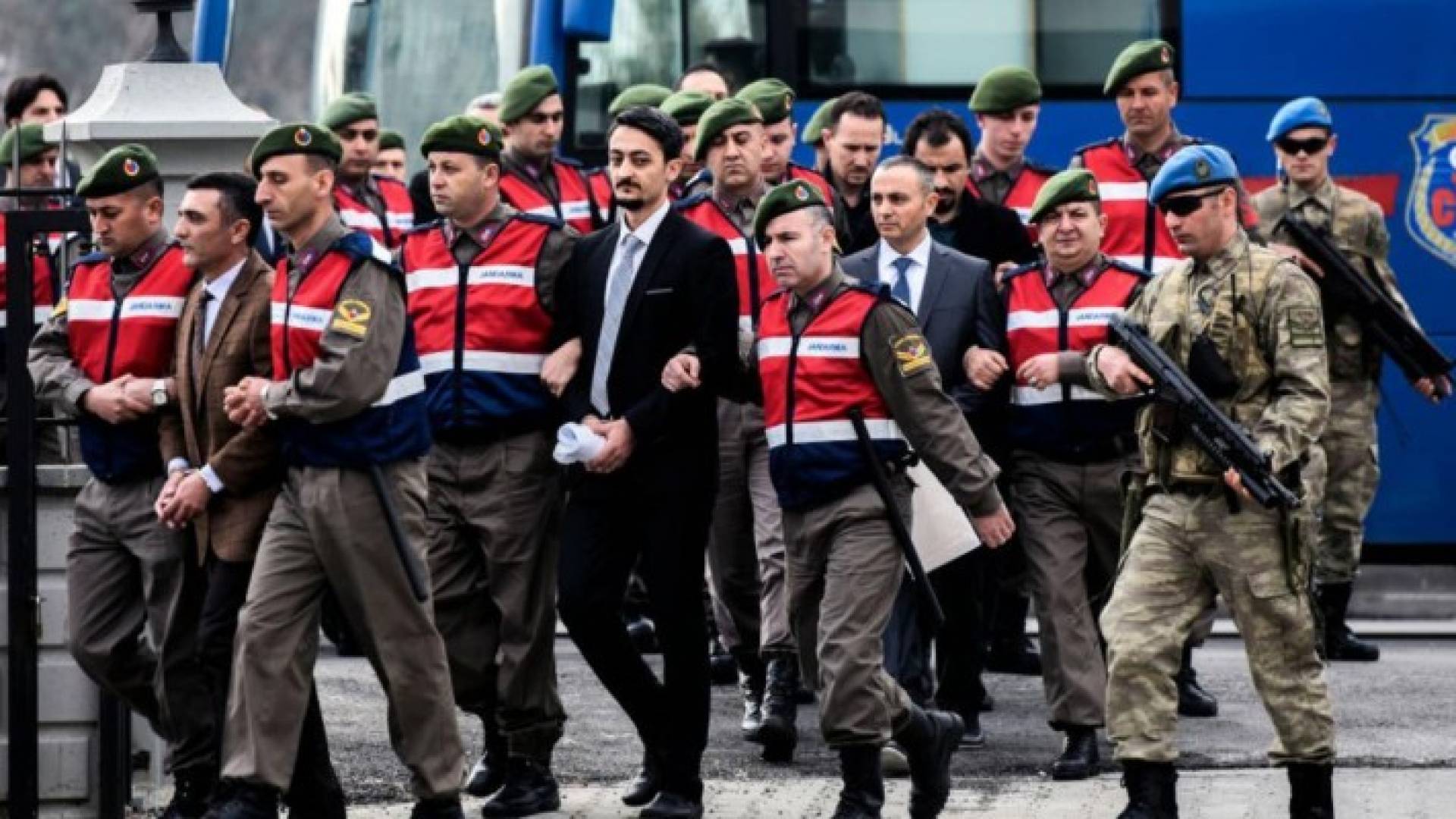  أحد الضباط المتورطين في الانقلاب أثناء اقتياده للمحكمة