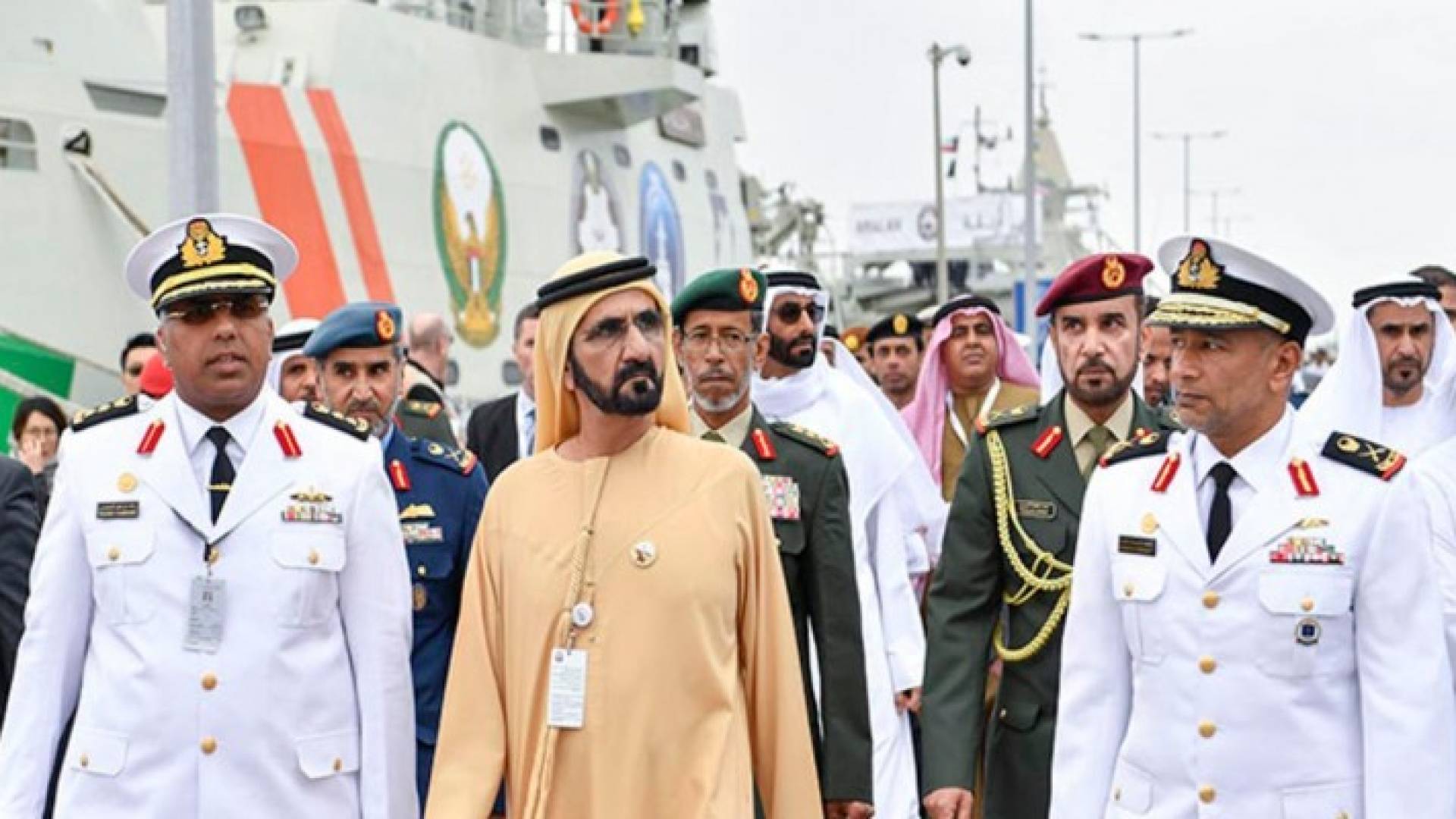 بن راشد يتفقد الزورق "الهيلي"