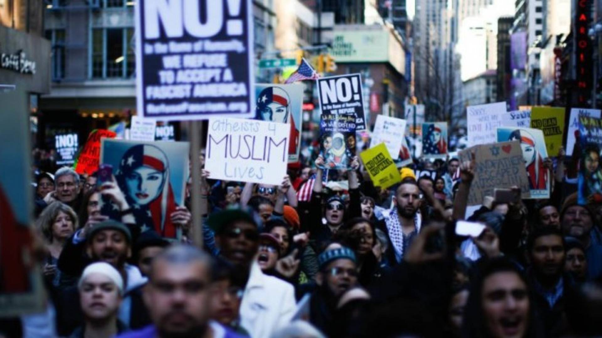  جانب من الاحتجاجات ضد قرارات الحظر التي أصدرها ترامب