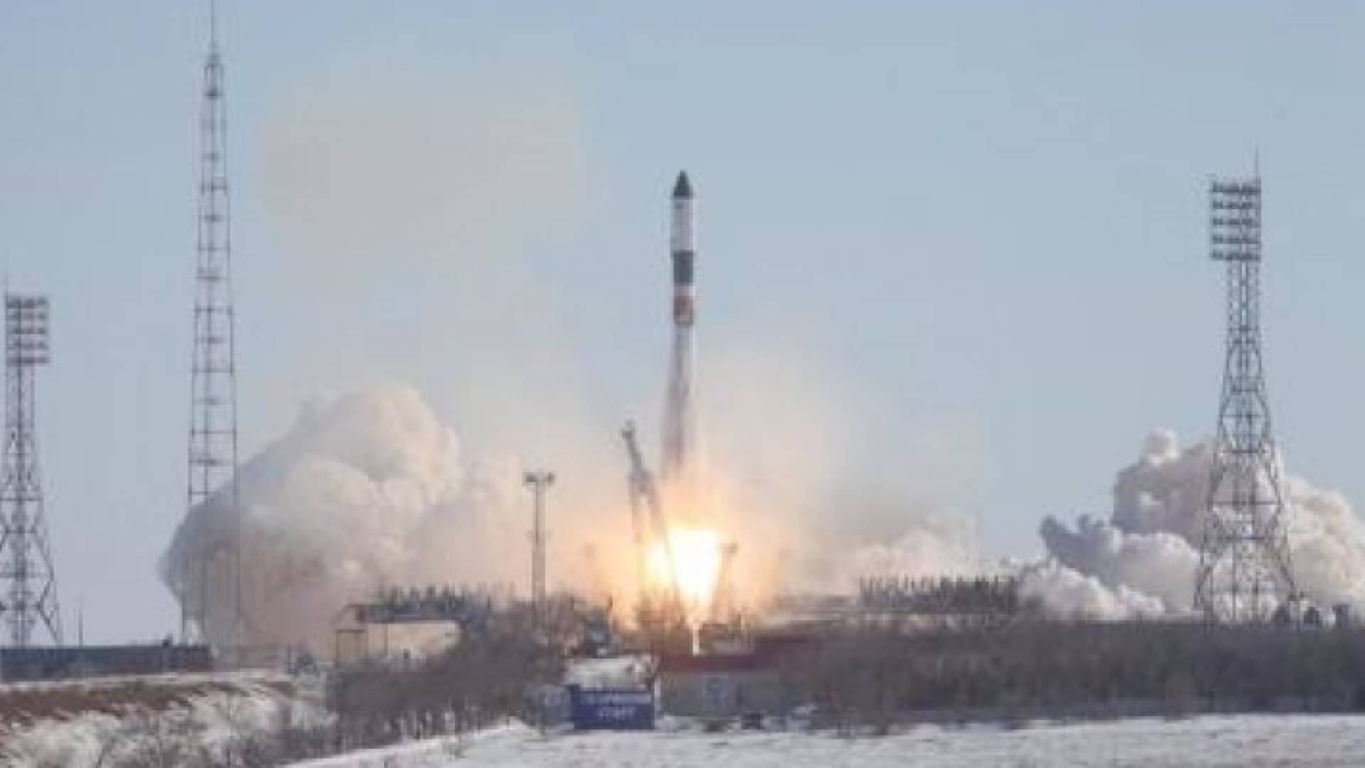 صاروخ سيوز الروسي يحمل مركبة الشحن بروجرس لدى إنطلاقه من بايكونور يوم الأربعاء