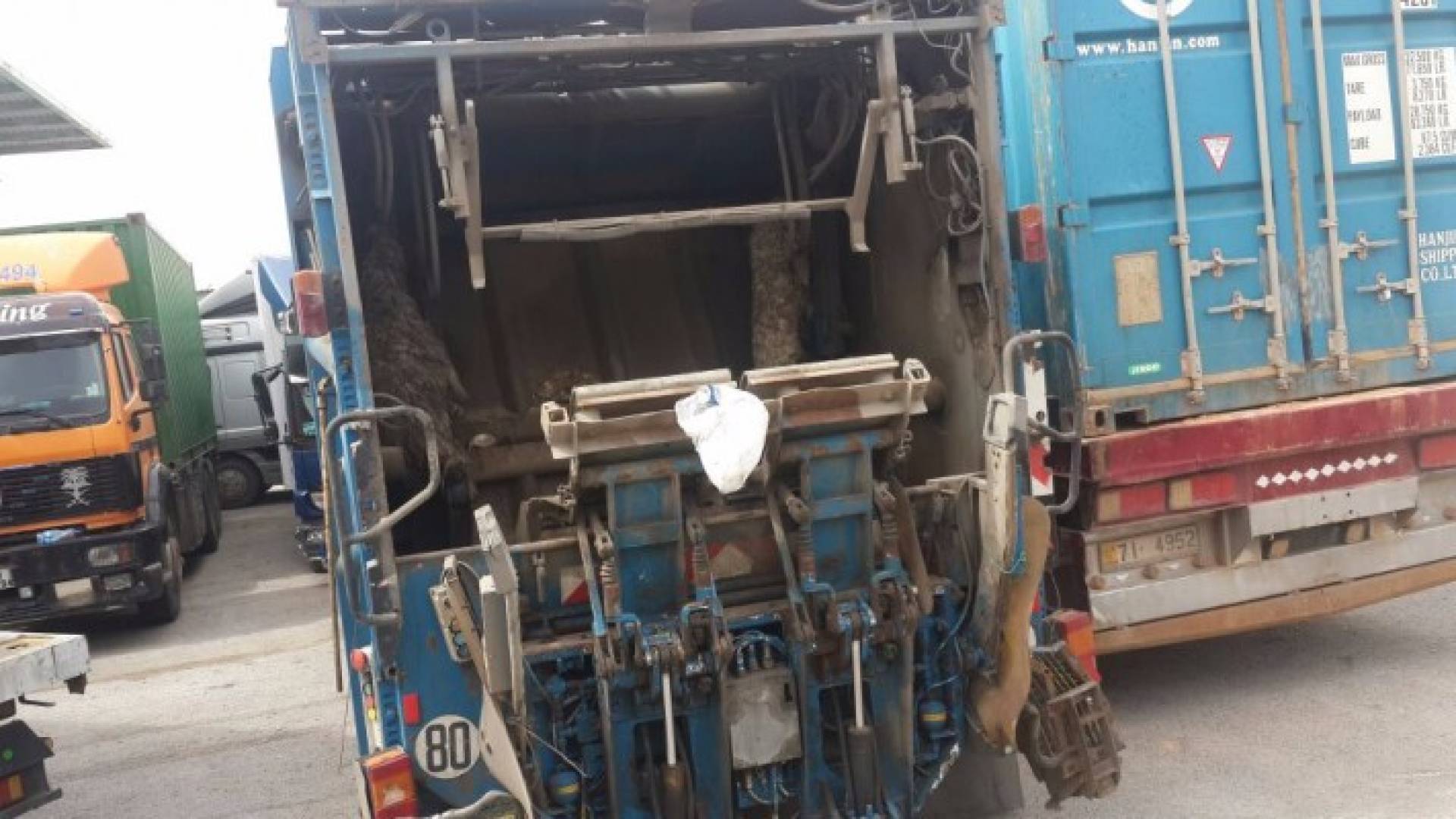 الجمارك تحبط تهريب مكسرات وشوكلاتة بكابسة للنفايات 