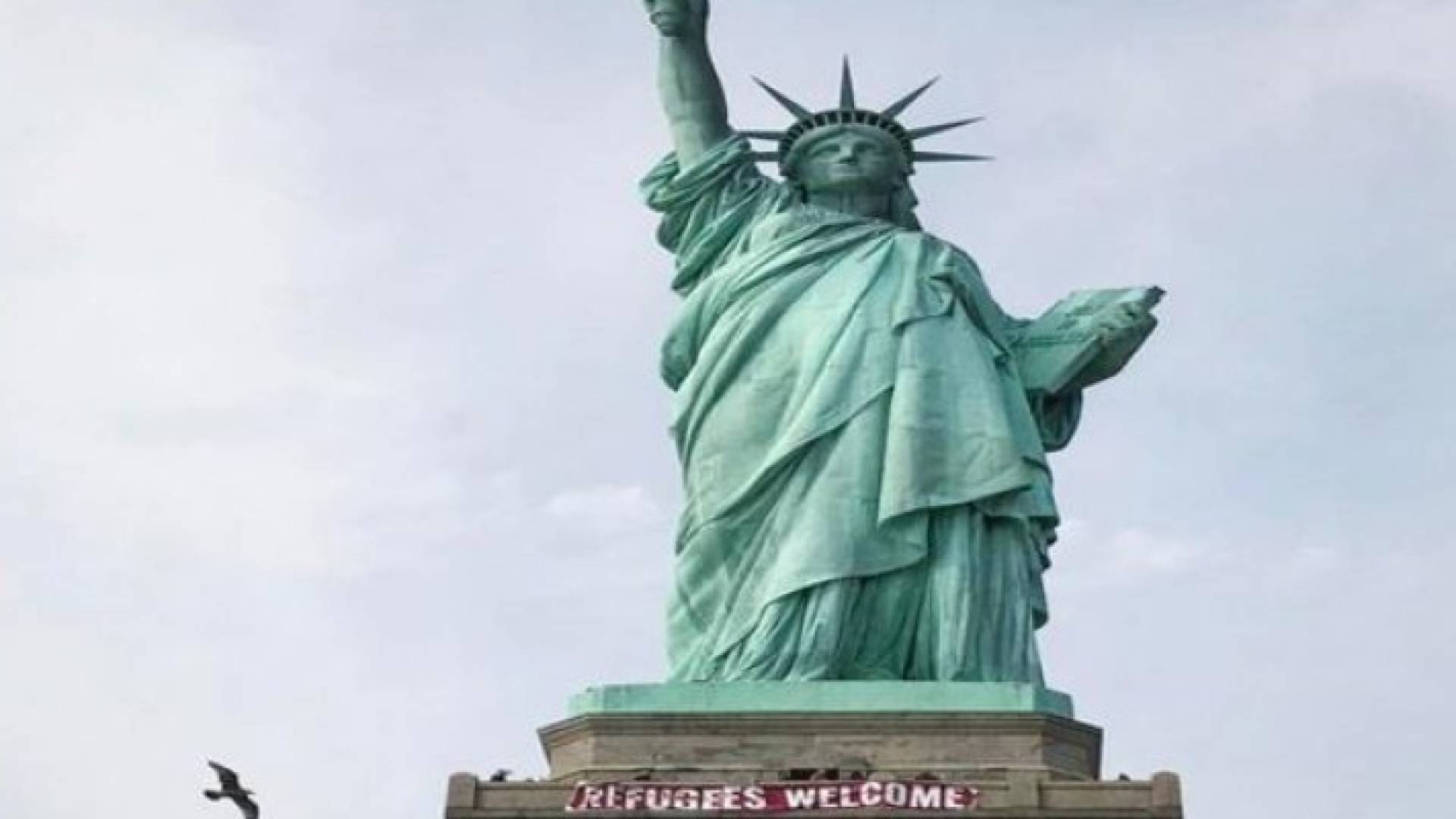 تعليق شعار "مرحبا باللاجئين" على تمثال الحرية يثير جدلا في أمريكا