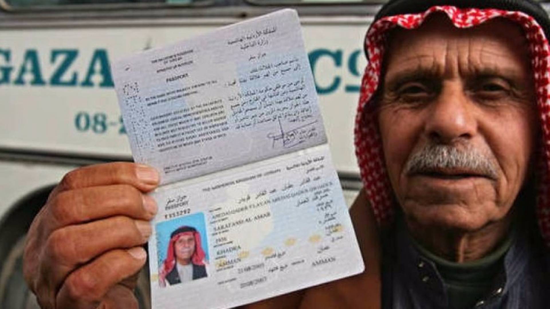 فلسطيني من غزة يحمل جوازا مؤقتا