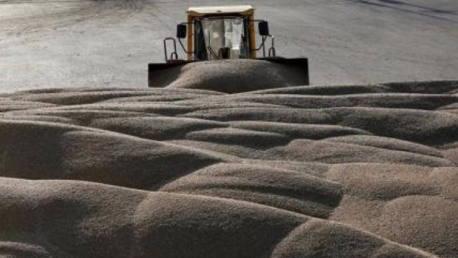 جرار زراعي لتكديس القمح بالقرب من قرية في روسيا