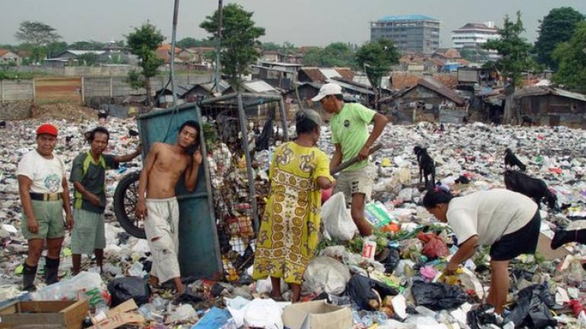 ثروة 4 أشخاص في اندونيسيا تفوق ما يملكه 100 مليون من فقرائها