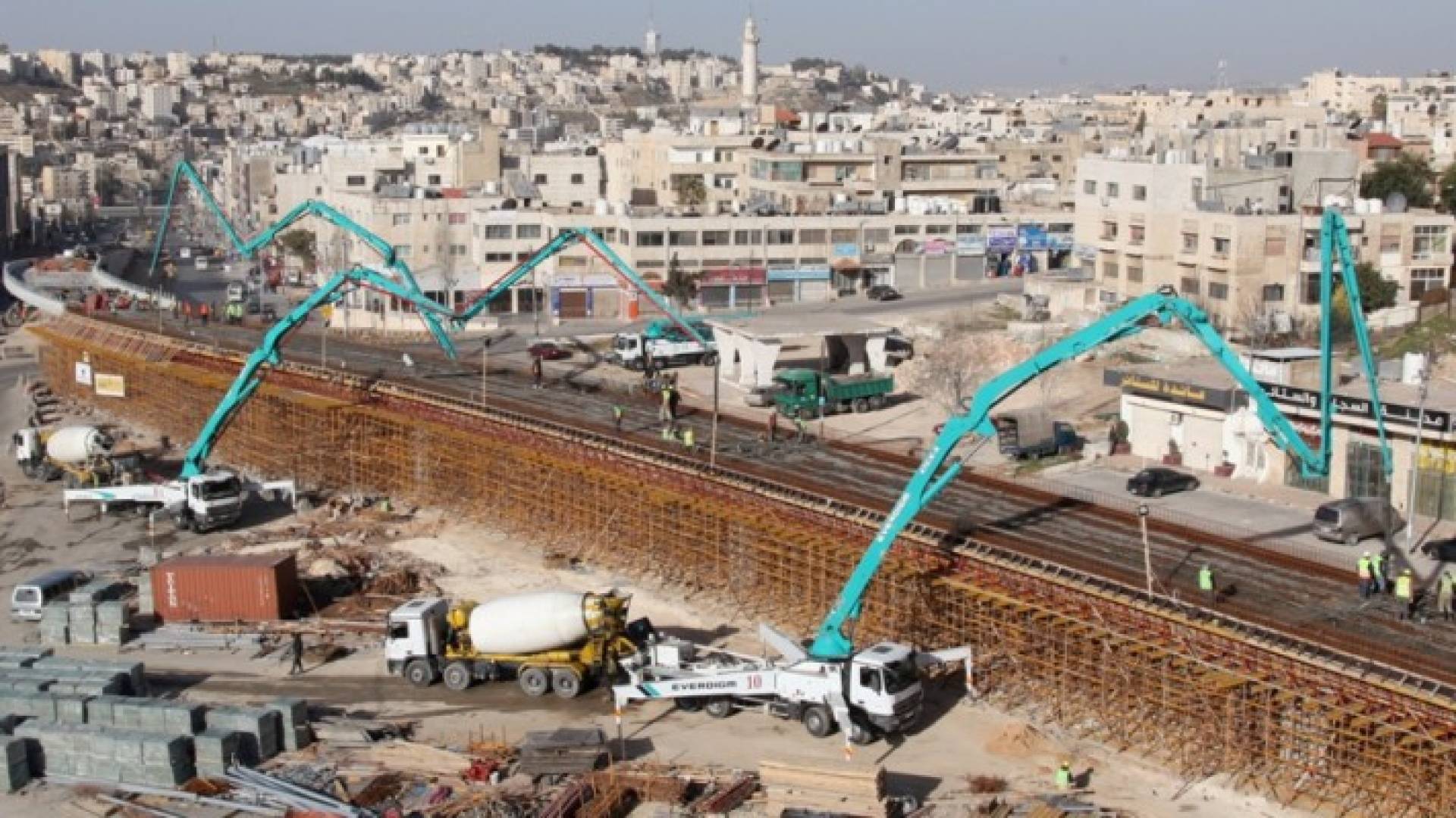 جانب من أعمال بناء مشروع الباص السريع 