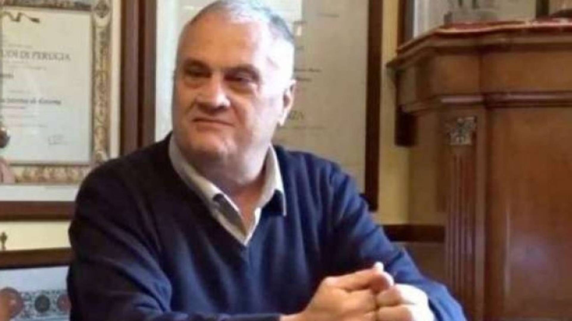 حصل على 15 شهادة جامعية ولم يعمل بها