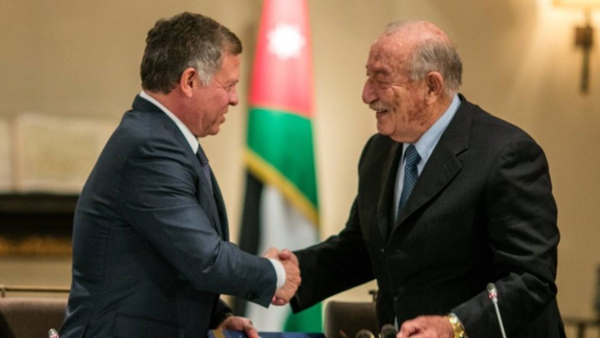 الملك يتسلم تقرير اللجنة الملكية لتطوير الجهاز القضائي