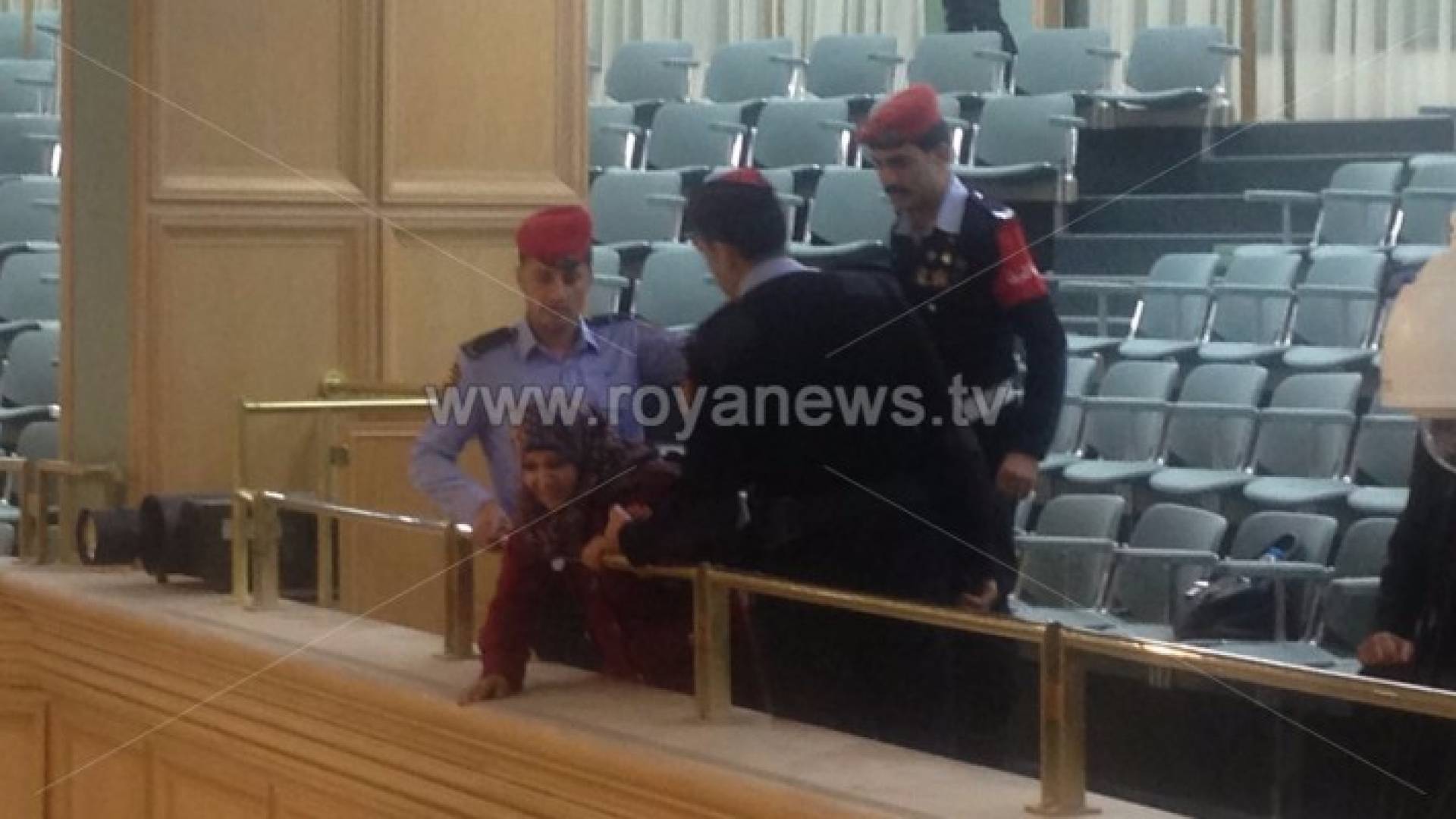 اثناء محاولة اخراج السيدة من شرفات المجلس