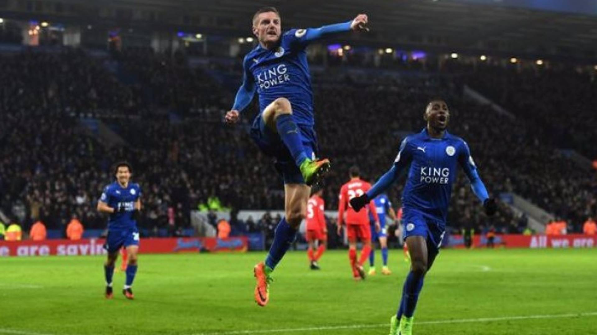 جيمي فادري يحتفل بهدفه الثالث أمام ليفربول