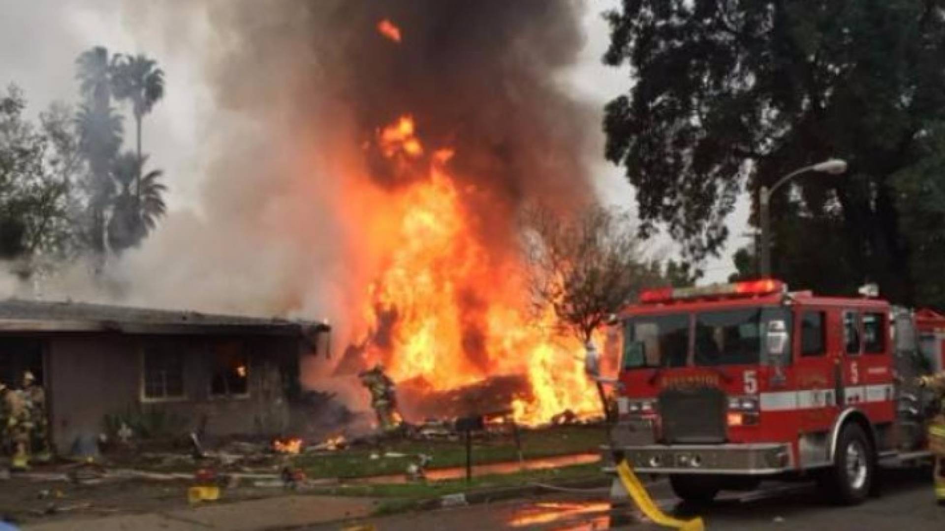 قتيل و 4 جرحى بسقوط طائرة على منطقة سكنية في كاليفورنيا