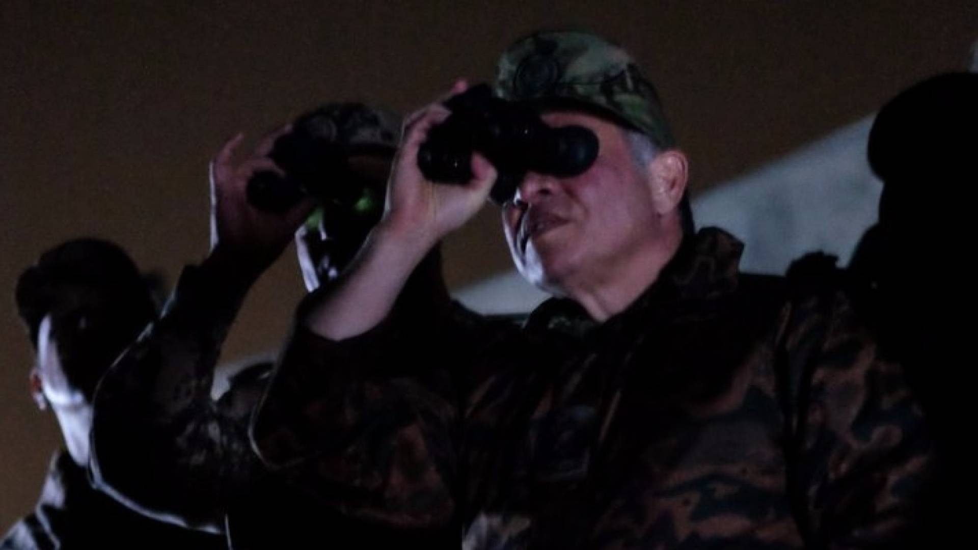 الملك يتابع تمرينا عسكريا ليليا