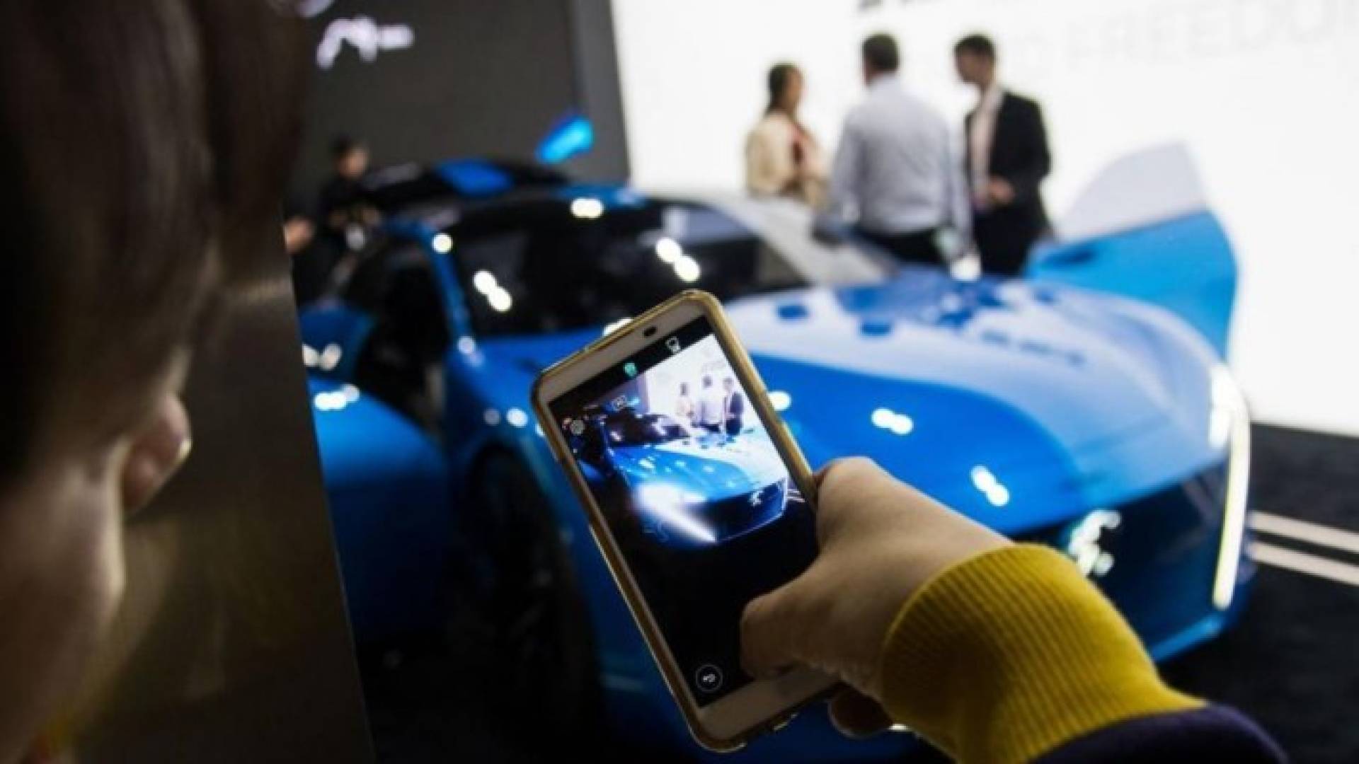 يلتقط صورة لسيارة بيجو الجديدة الذاتية القيادة