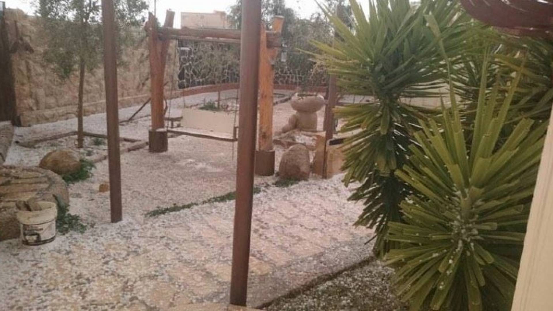 تساقط حبات البرد في محافظة معان 