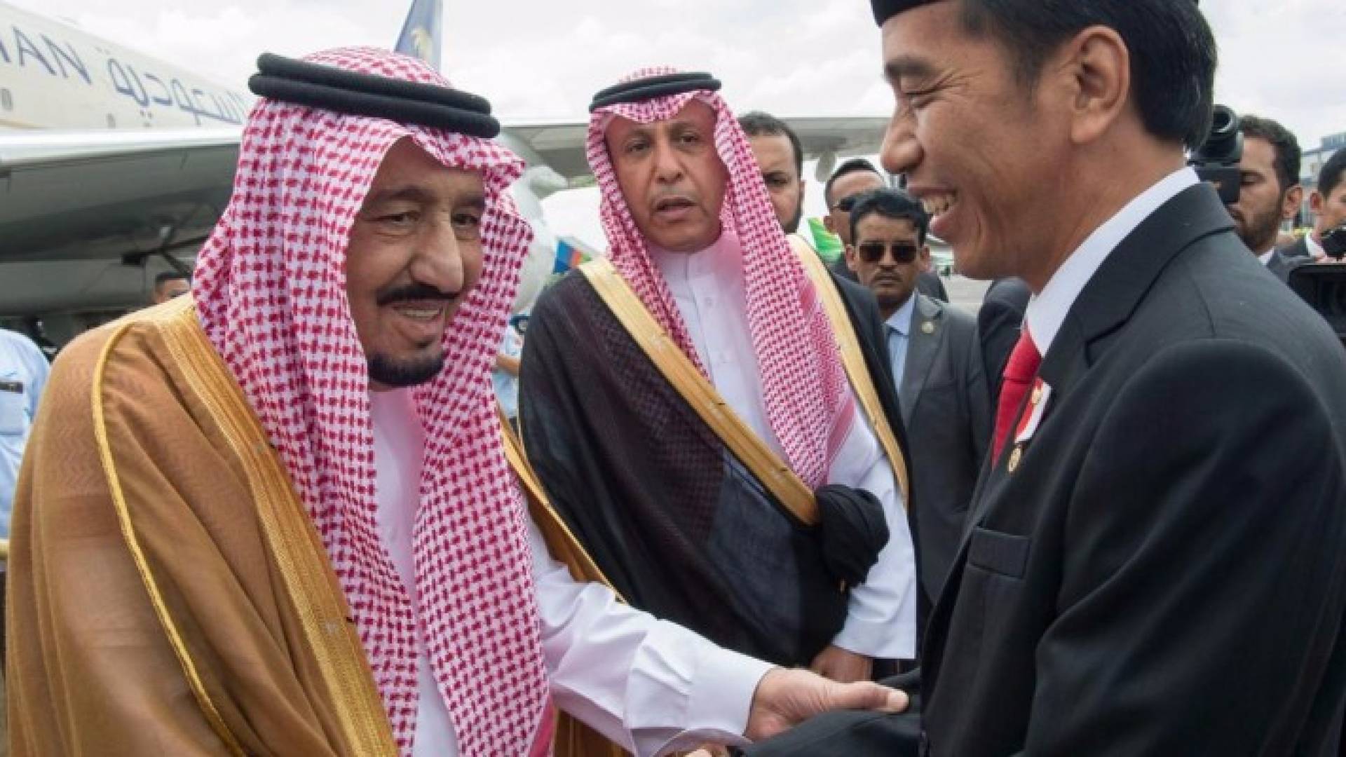 الرئيس الإندونيسي مستقبلا العاهل السعودي