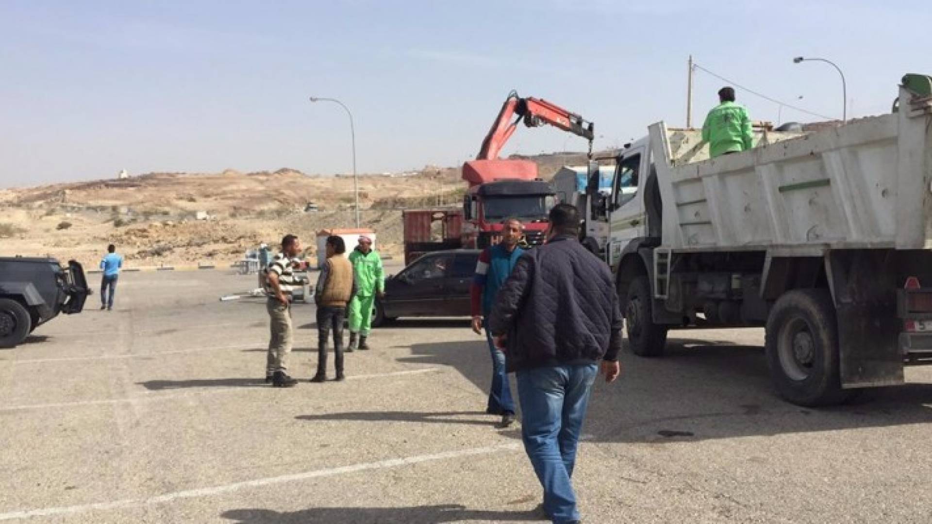 إزالة أكشاك مخالفة على طريق البحر الميت