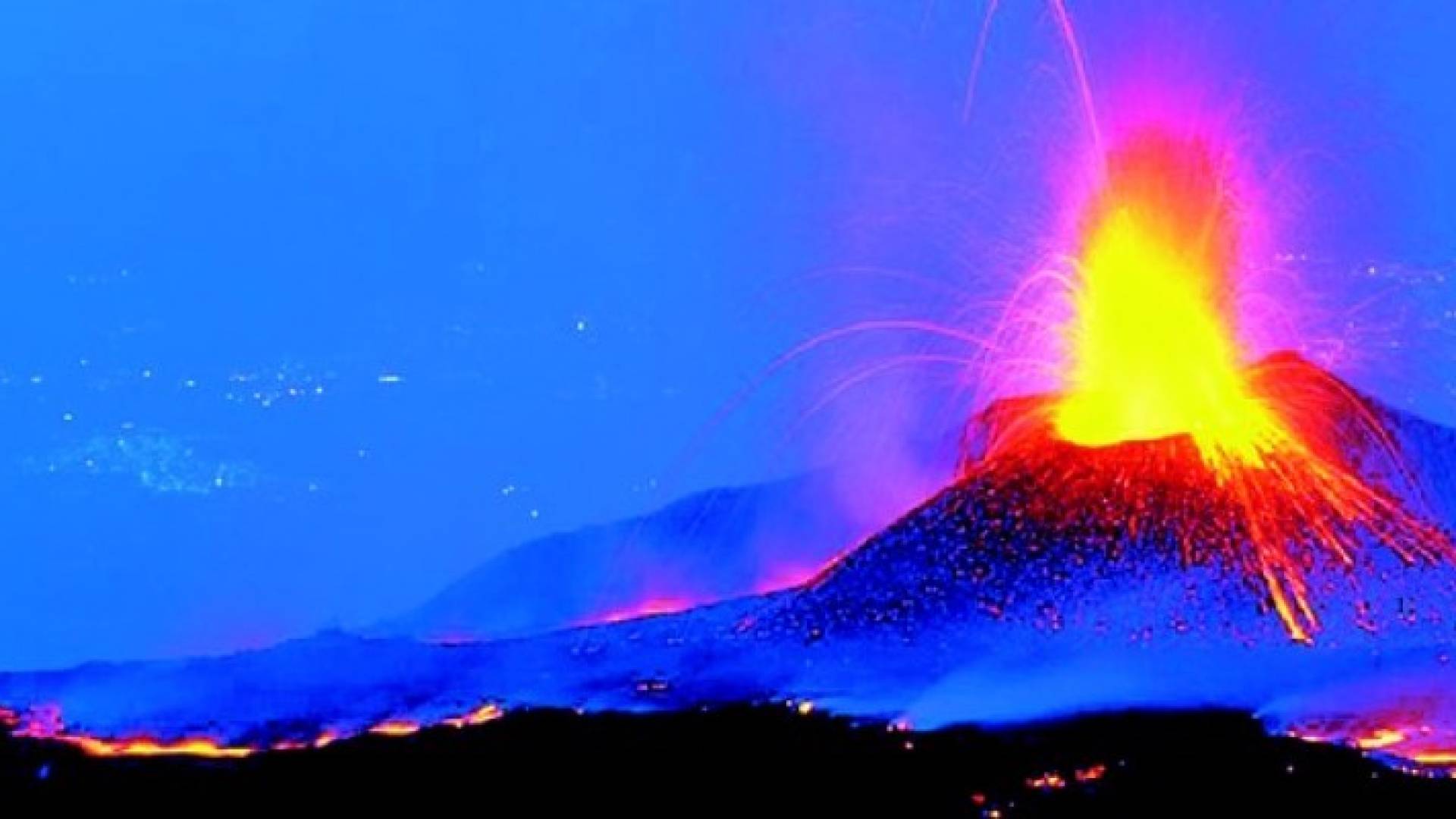 جبل إتنا من البراكين الأكثر نشاطا في العالم