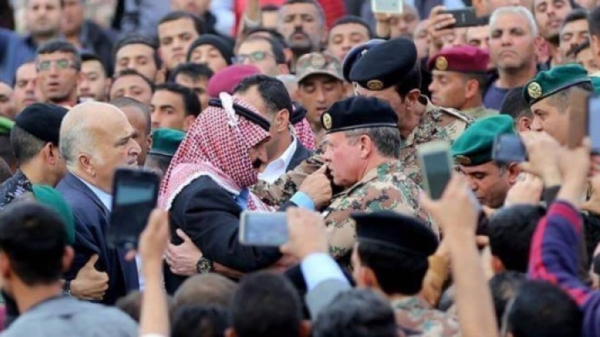 جلالة الملك خلال تشييع جثمان الشهيد البطل الرائد راشد الزيود