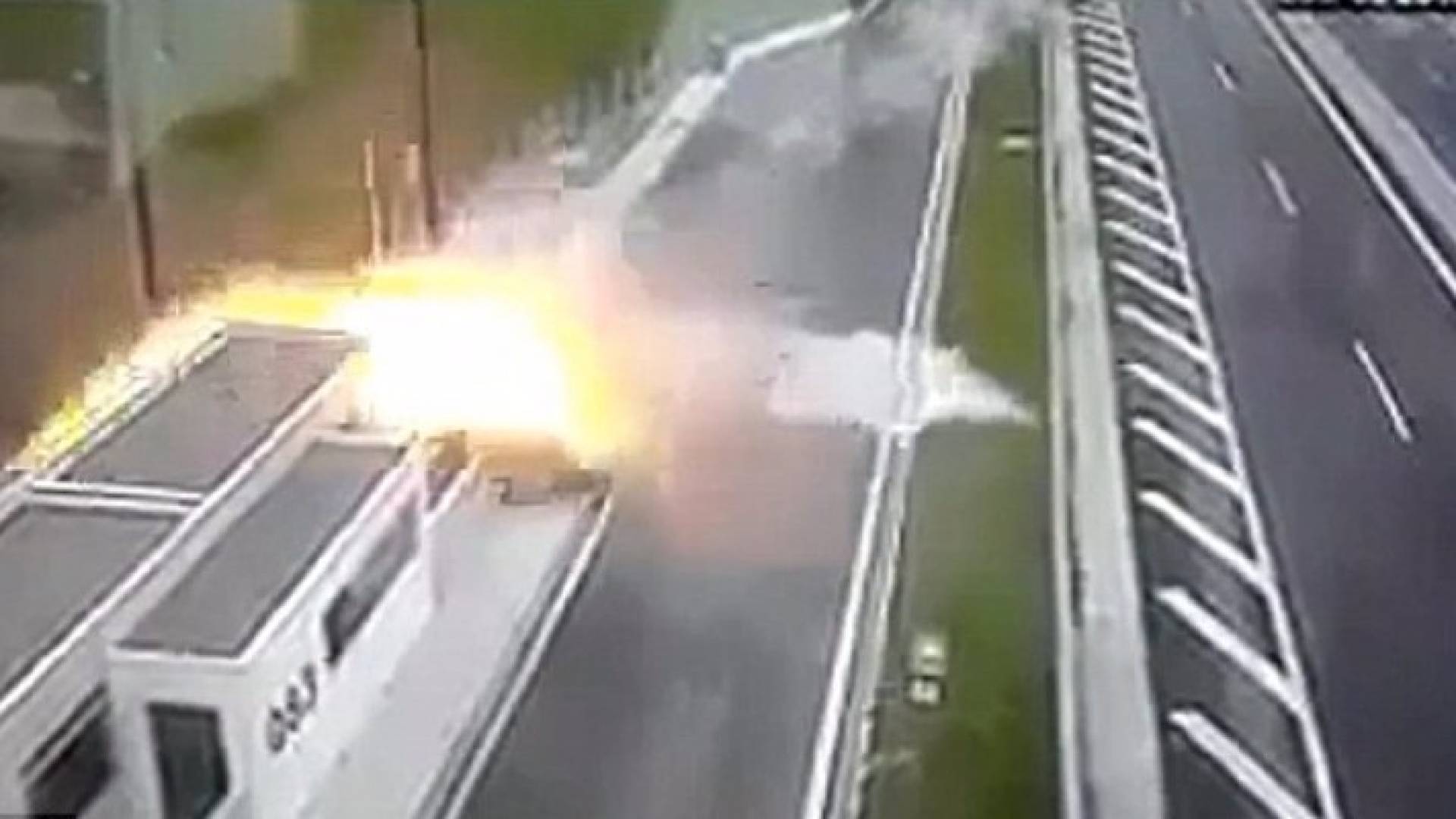 النيران تشتعل بالسيارتين فور الاصطدام