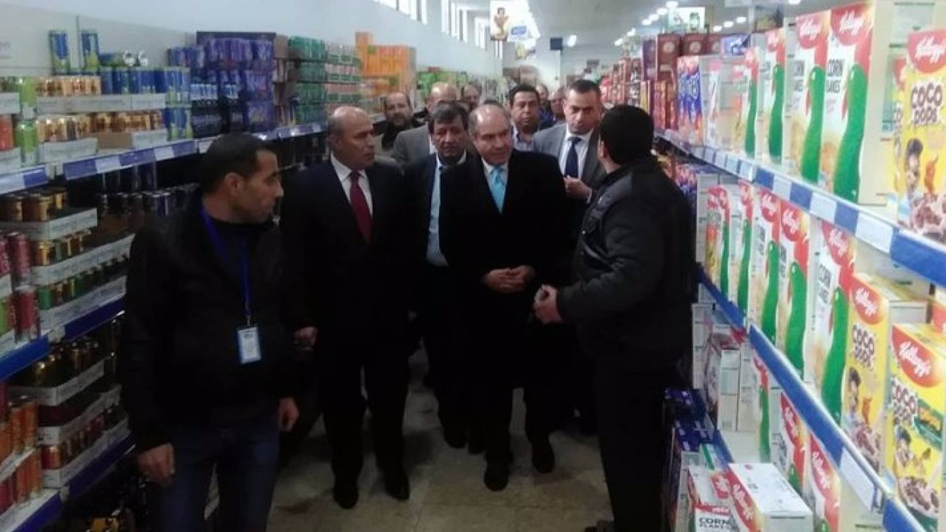 جانب من جولة الملقي داخل المؤسسة الاستهلاكية المدنية