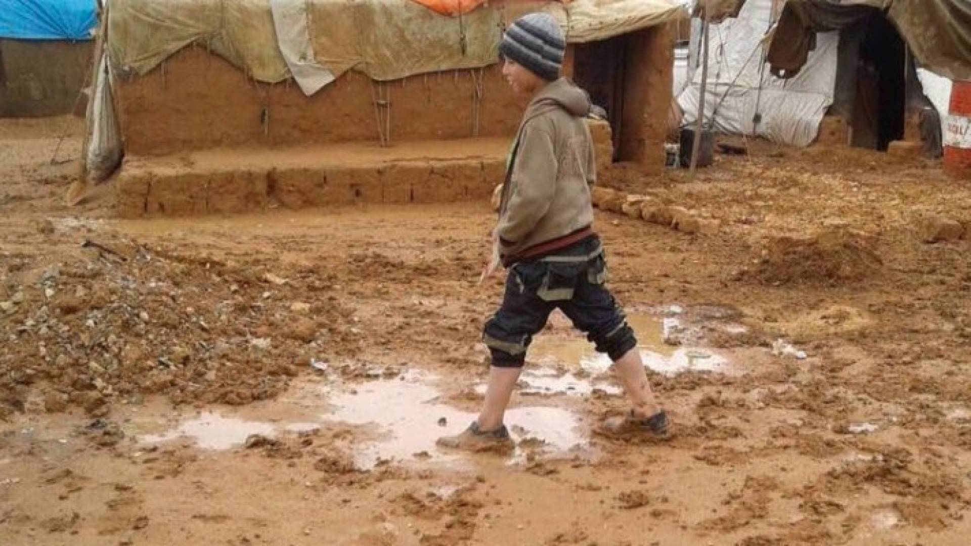 من امطار المخيم