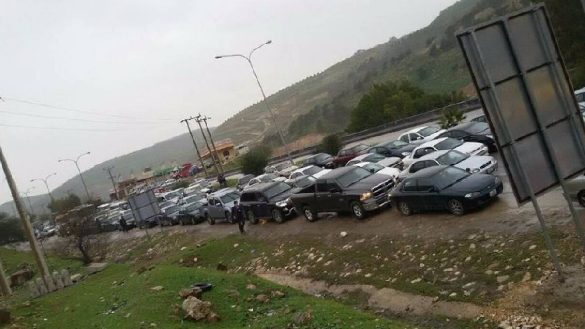 ازمة مرورية خانقة على طريق اربد عمان