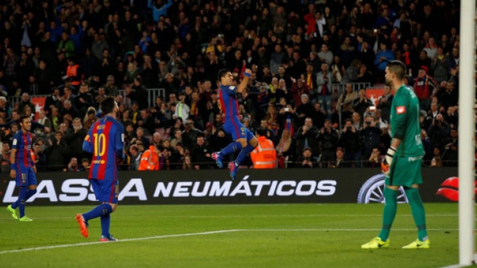 سواريز محتفلا بالهدف الثالث