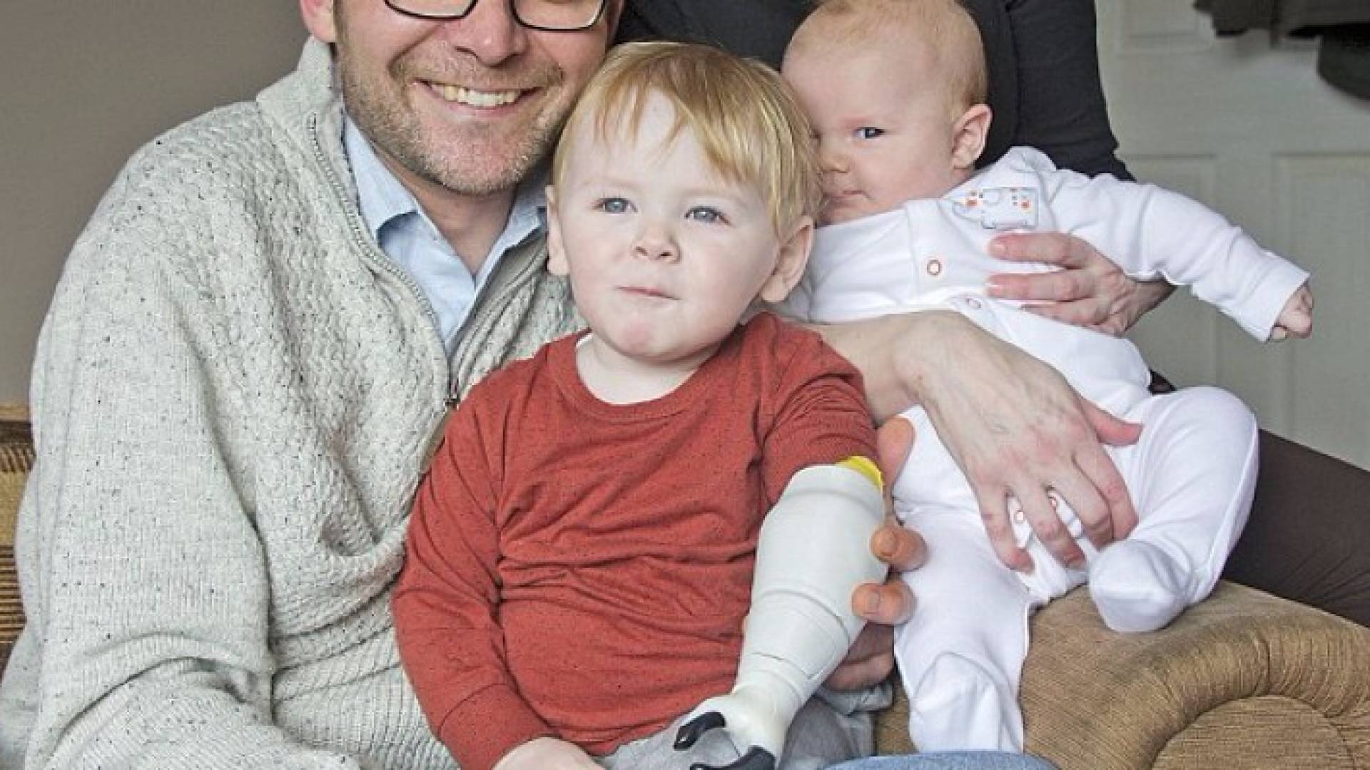 أب يستقيل من عمله لطباعة يد ثلاثية لطفله