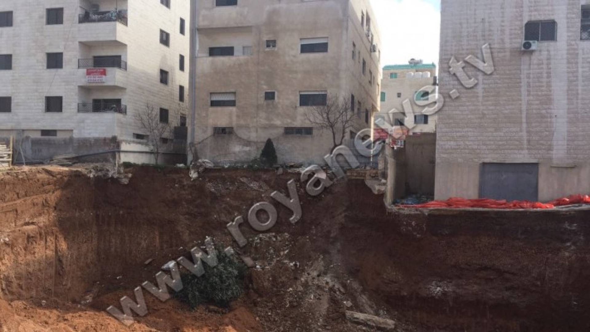 الدفاع المدني يتواجد في المكان