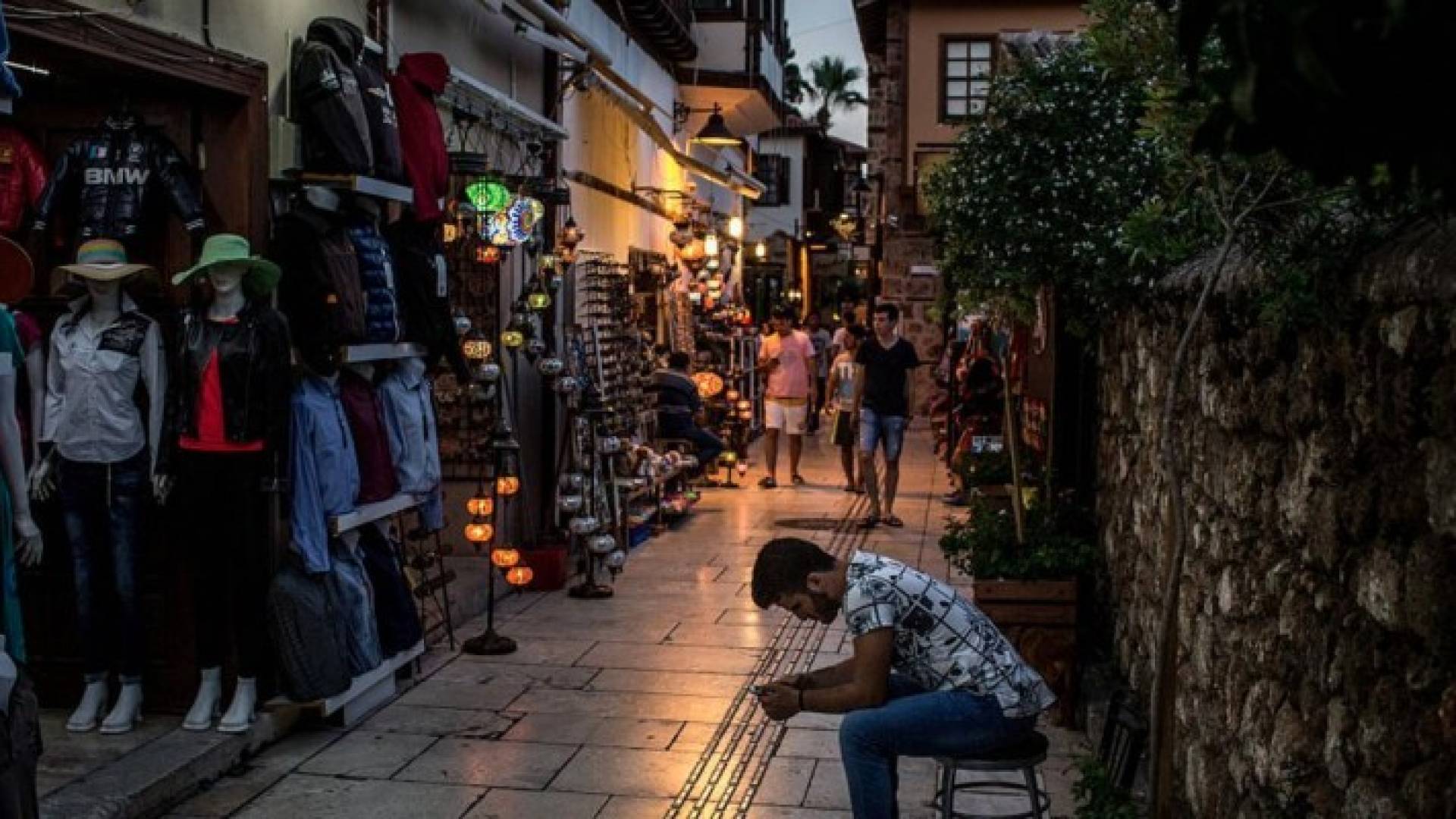 أحد أسواق المدينة القديمة في أنطاليا وتبدو خالية من الزبائن