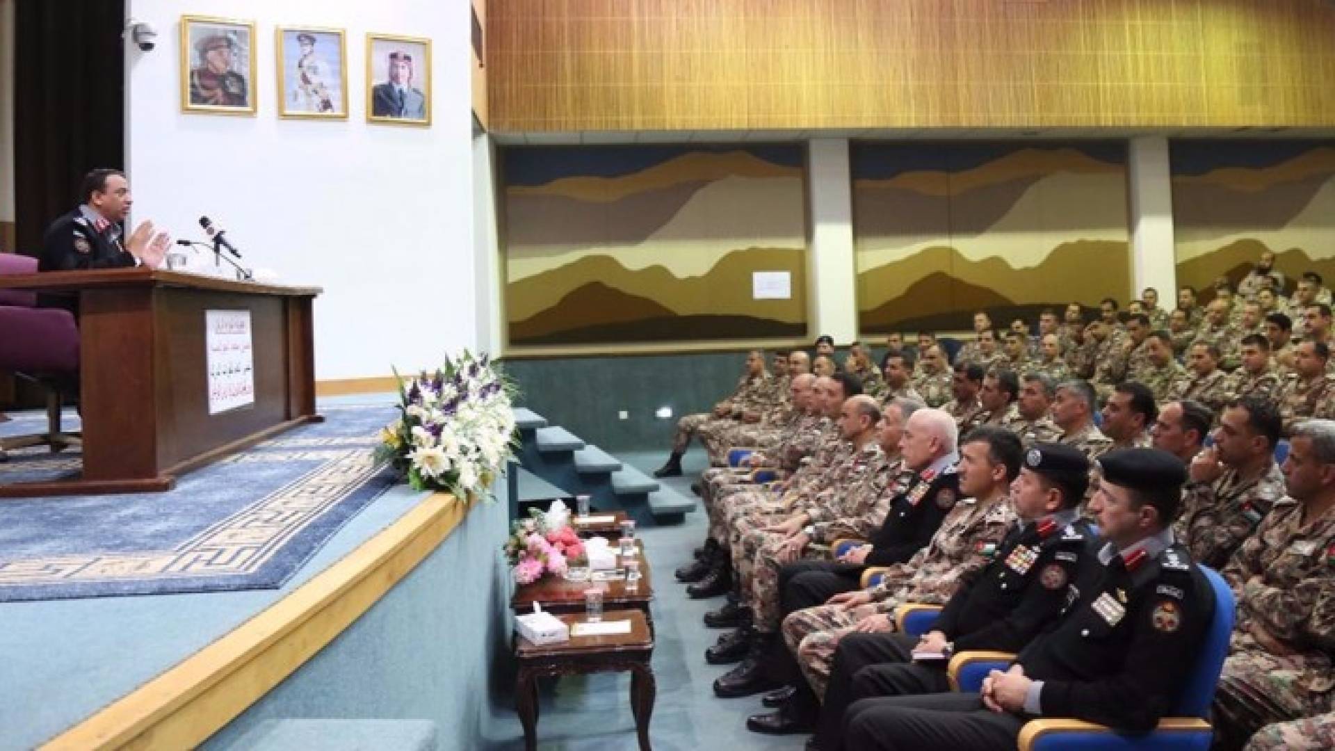 اللواء الحواتمة خلال محاضرة ألقاها في كلية القيادة والأركان الملكية