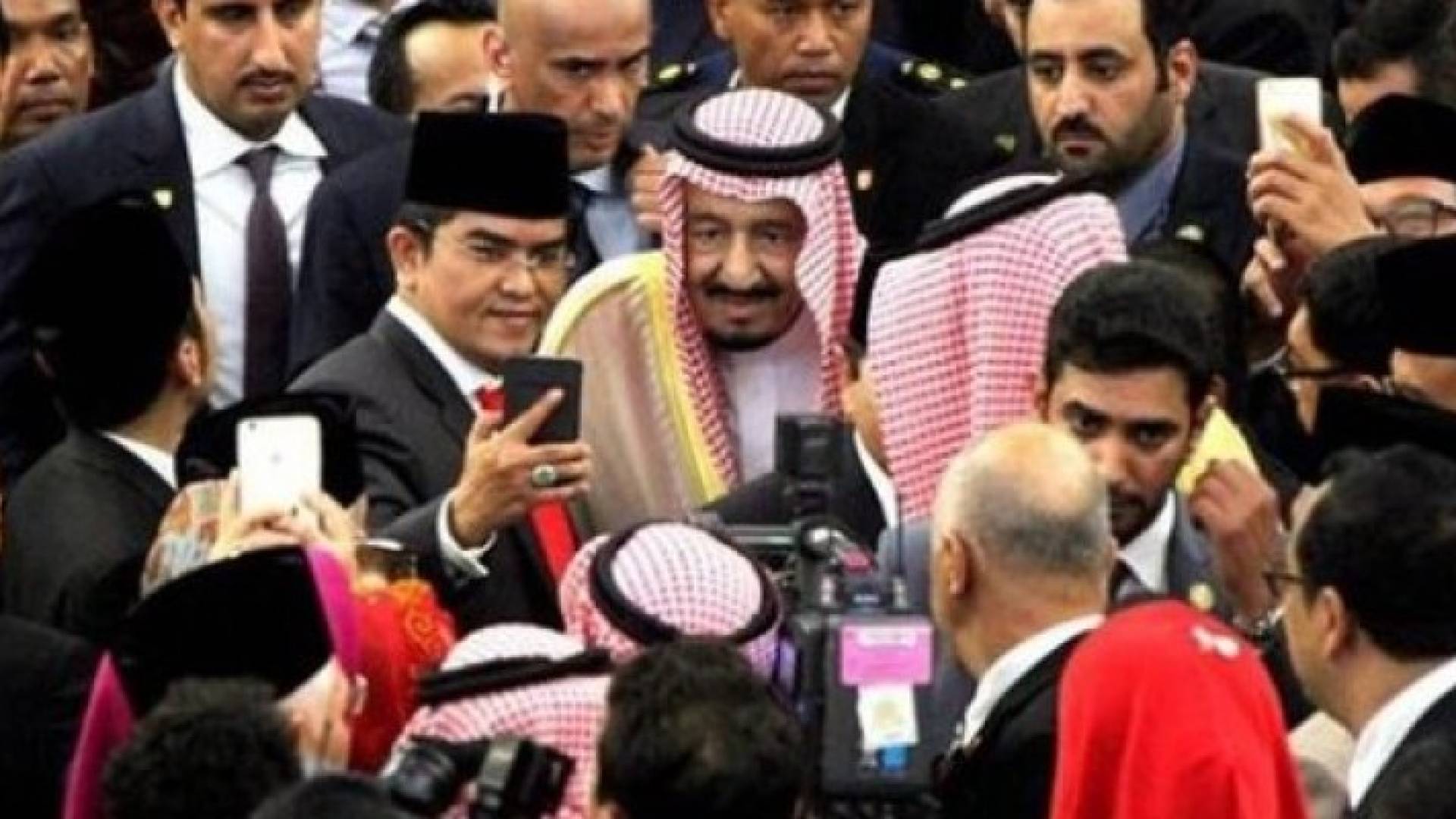  تزاحم أعضاء البرلمان الإندونيسي حول الملك سلمان