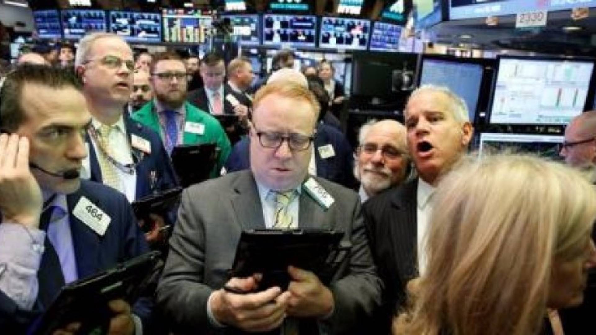 متعاملون أثناء التداول في بورصة فرانكفورت 