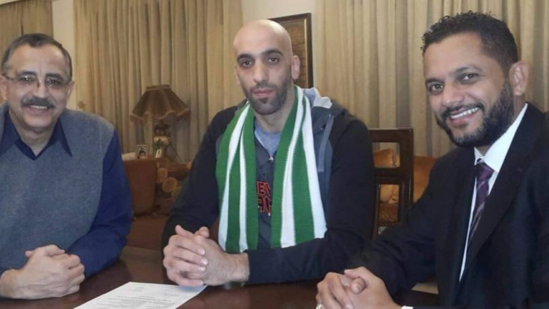 صورة خلال توقيع العقد