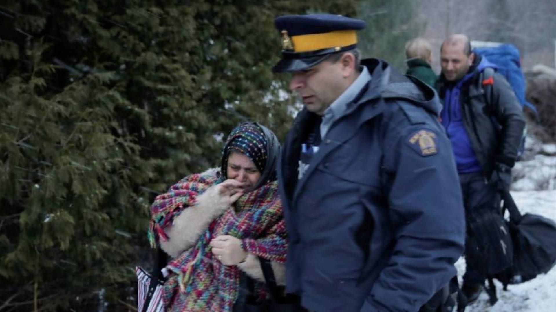  مهاجرون على الحدود برفقة الشرطة الكندية