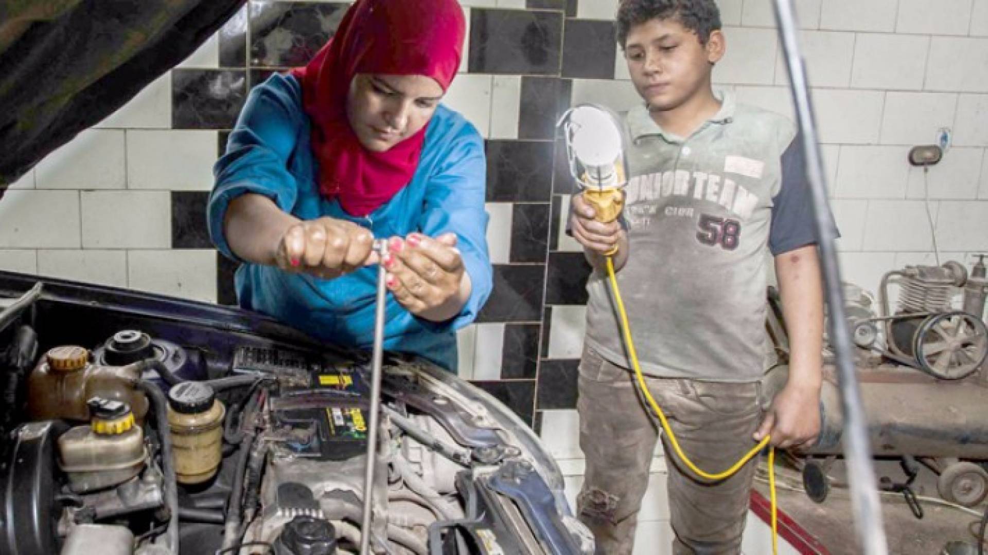 مهن غير تقليدية تقدم عليها النساء رغم ازدراء المجتمع