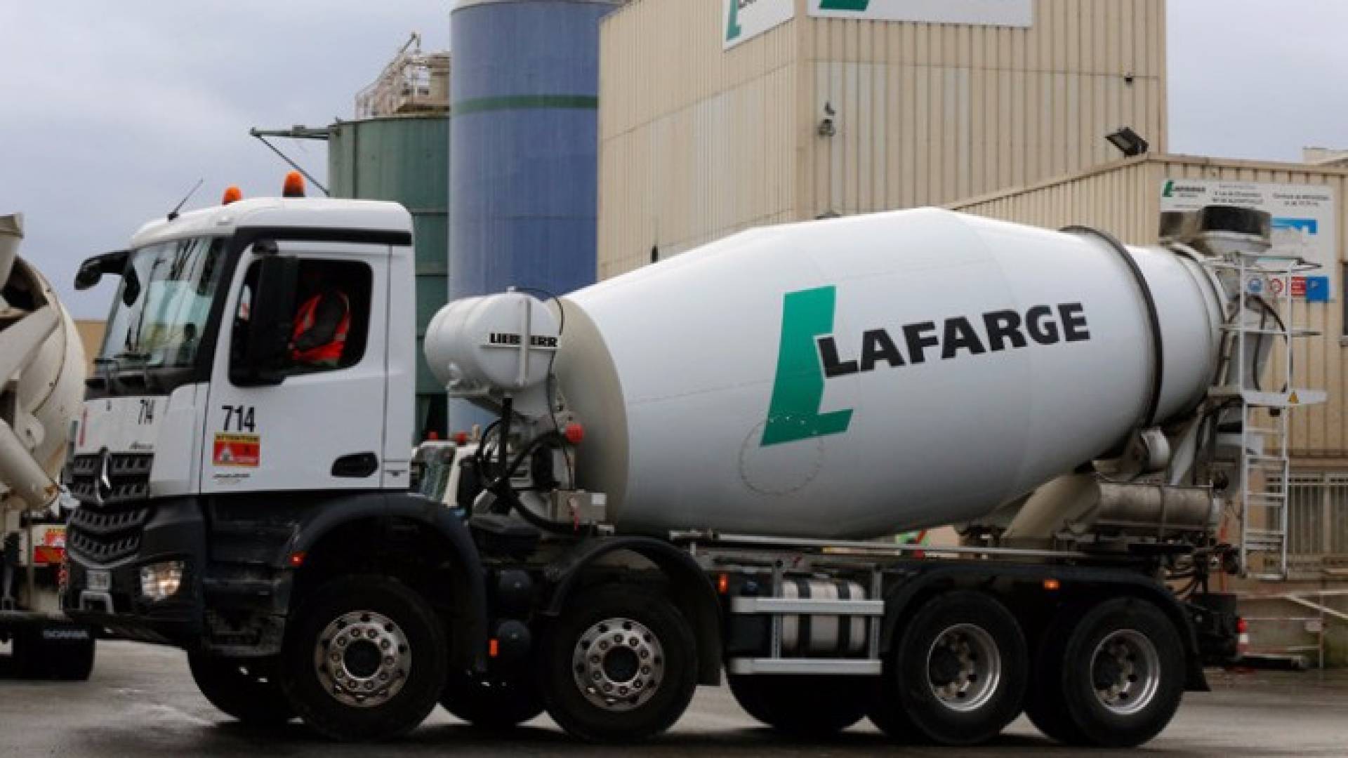 شركة "لافارج هولسيم" لصناعة الأسمنت