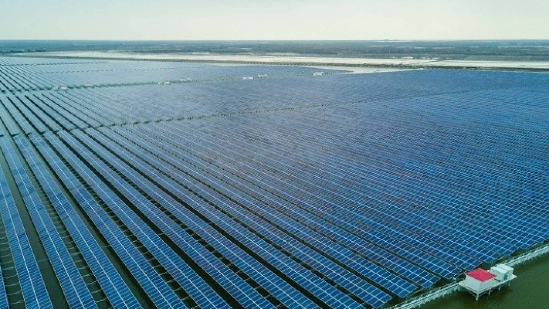 بناء أكبر محطة طاقة شمسية في أبوظبي