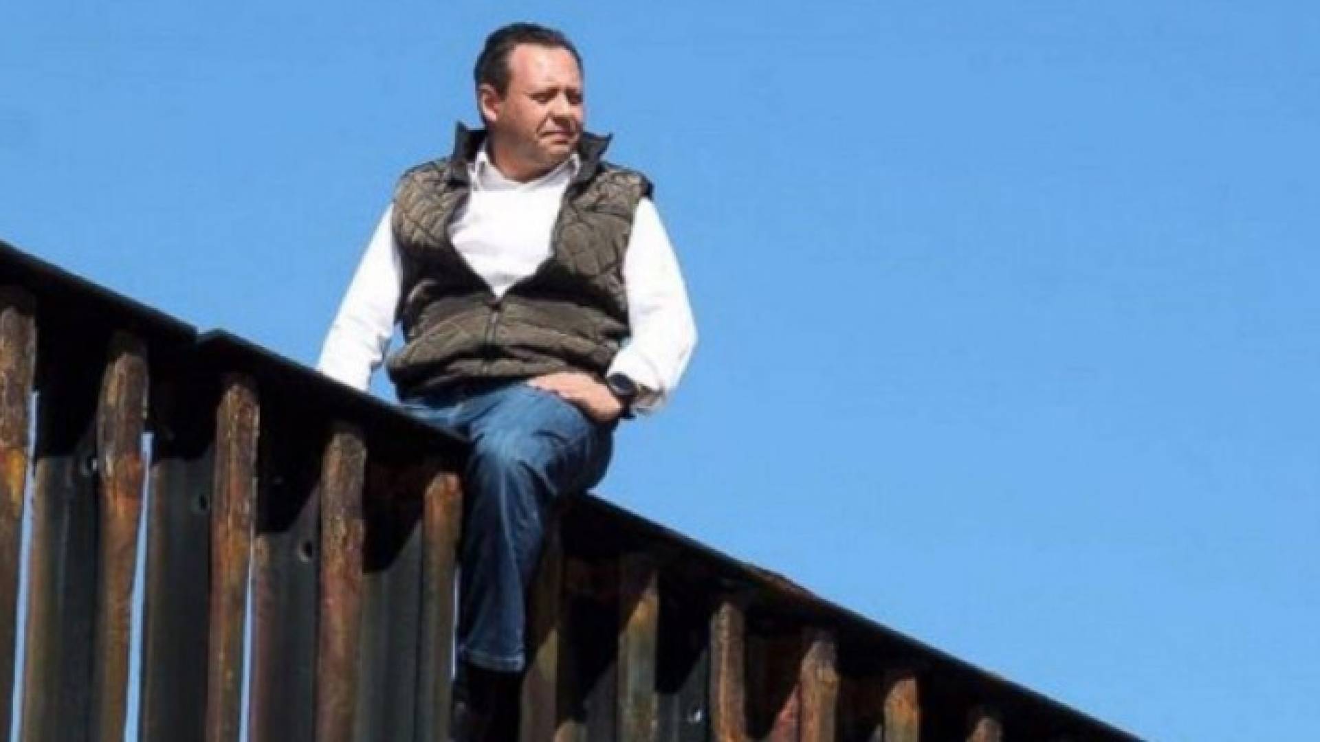 النائب المكسيكي يعتلي الجدار الحدودي