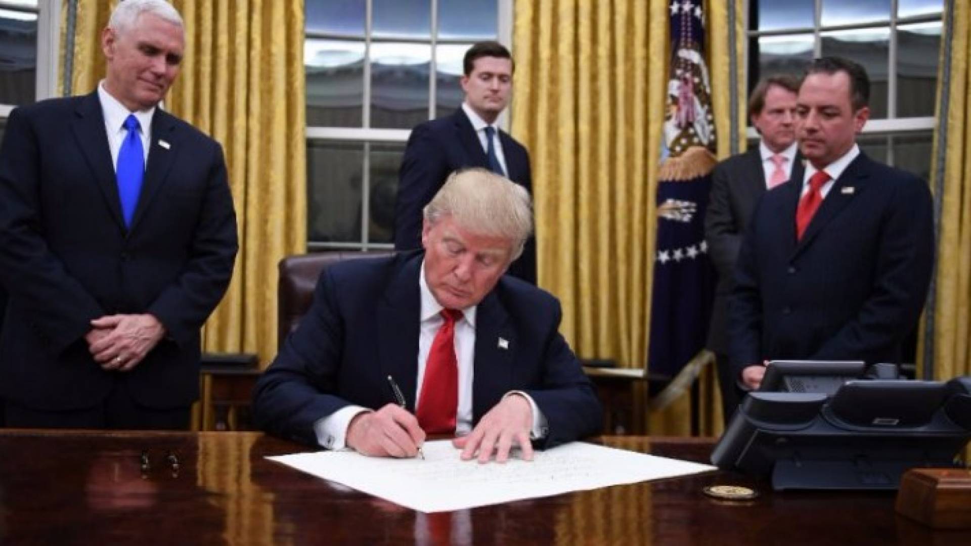 ترامب يوقع الأمر التنفيذي الجديد بشأن الهجرة