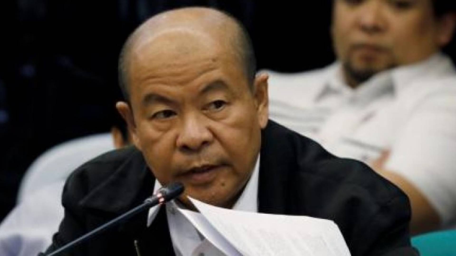 الشرطي الفلبيني المتقاعد أرتورو لاسكاناس يدلي بشهادة أمام مجلس الشيوخ الفلبيني